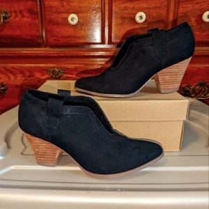 Charles David Black Suede low-cut Ankle Booties